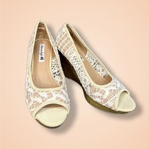 American Eagle Ivory Lace 4” Open Peep Toe Slide on Wood stacked style wedges 8